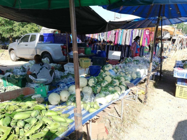ตรวจเยี่ยมตลาดนัดในพื้นที่ ตามมาตราการลดความเสี่ยงการแพร่ระบาดของโรคติดเชื้อไวรัสโคโรนา
