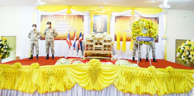 พิธีวางพวงมาลาและถวายบังคม เนื่องในวันคล้ายวันสวรรคต พระบาทสมเด็จพระบรมชนกาธิเบศรฯ