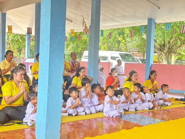 ถวายเทียนพรรษาเนื่องในวันเข้าพรรษา ณ วัดในพื้นที่ตำบลทรัพย์อนันต์